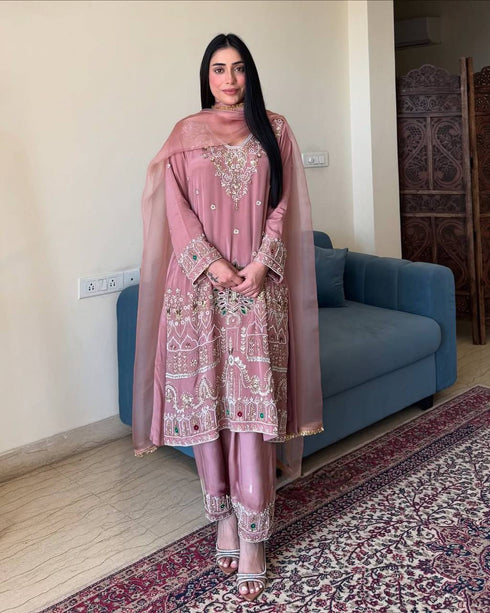 Stylish Ethnic 3-Piece Set โ Top, Pants & Organza Dupatta